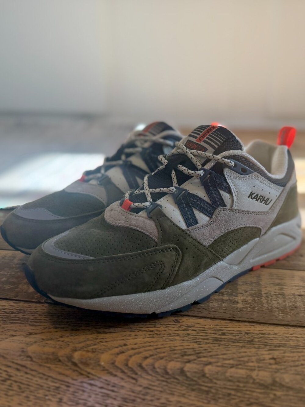 Karhu Fusion 2.0 Capers/India Ink Sneakers size mens 7.5 and womens 9
